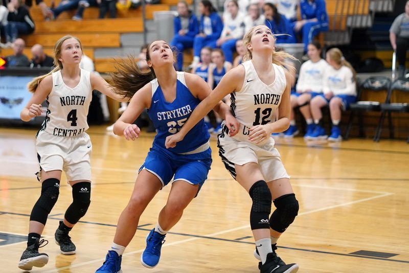 girls-high-school-basketball-game