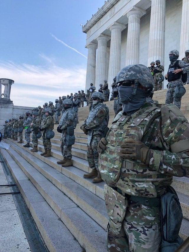 troops on the steps of lincoln memorial