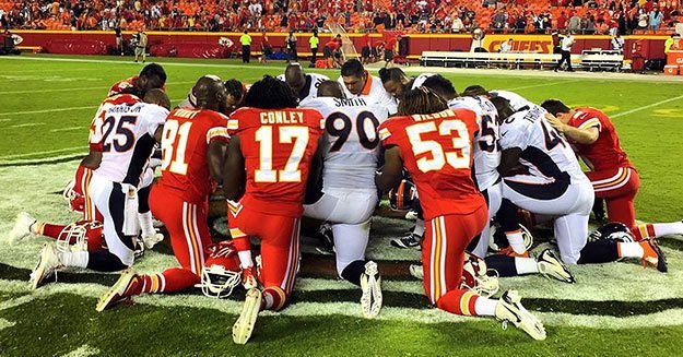 nfl players praying